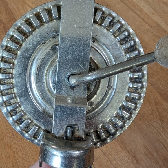 Vintage Silver Hand-Crank Egg Beater Kitchen Tool - Picture 3 of 7